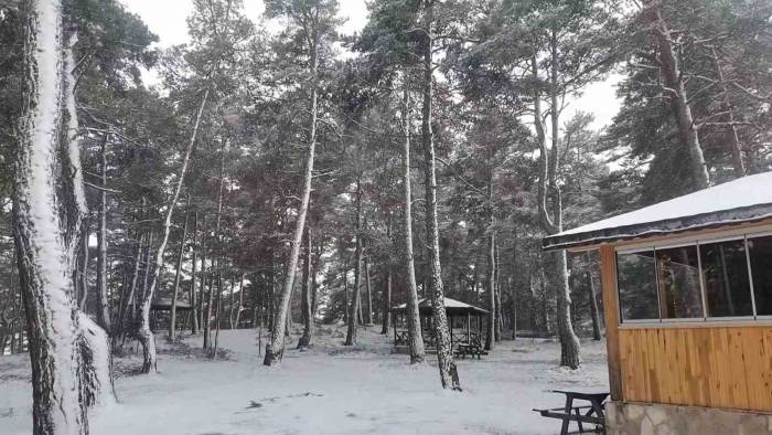 Sivas’ta Nisan Ayının Sonunda Yağan Kar Hayrete Düşürdü