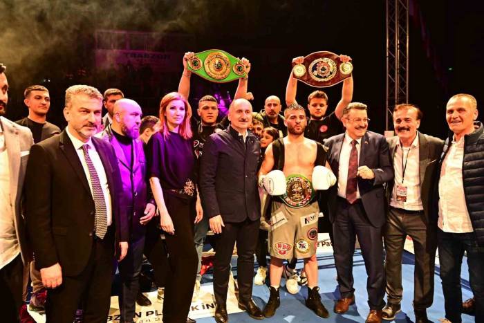 Şampiyon Boksöre Kemerini Bakan Karaismailoğlu Taktı