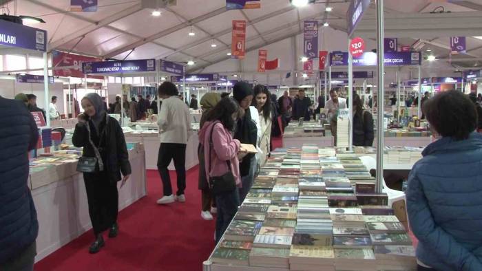 Üsküdar’da 8’inci Kitap Fuarı Yoğun İlgi İle Karşılandı