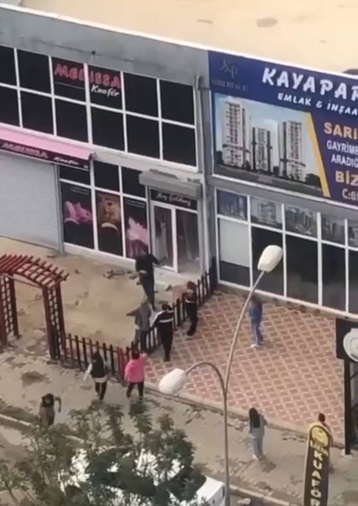 Kadın Kuaförler Komşu Kadın Kuaförün İş Yerine Saldırdı
