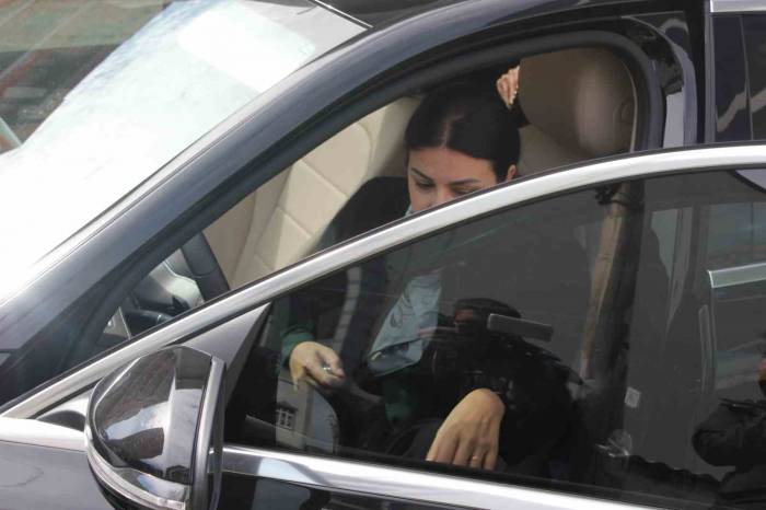 Ak Partili Kadın Aday, Seçim Kampanyasını Kendi Kullandığı Aracıyla Yapıyor