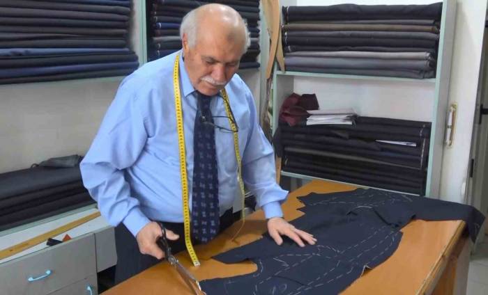 Elleri İle Diktiği Kıyafetlerle Yarım Asırdır Ekmek Parasını Kazanıyor