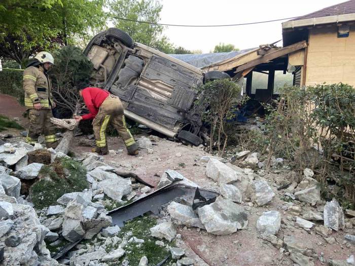 Bahçelievler’de Otomobil Kafenin Bahçesine Uçtu: 1 Ağır Yaralı