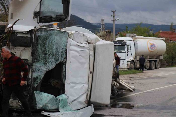 Sürücüsünün Uyuyakaldığı İddia Edilen Erpiliç Kamyonu Korku Dolu Anlar Yaşattı: 1 Yaralı