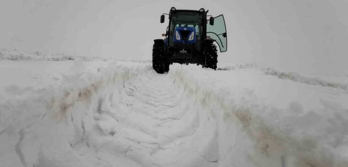 Nisan Ayında Yağan Kar Köylülere Zor Anlar Yaşattı