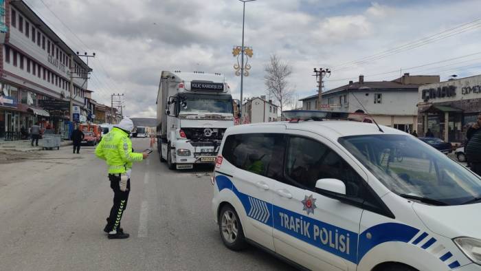 Tır Yola Çıkan Köpeğe Çarpmamak İçin Fren Yapan Kamyona Arkadan Çarptı