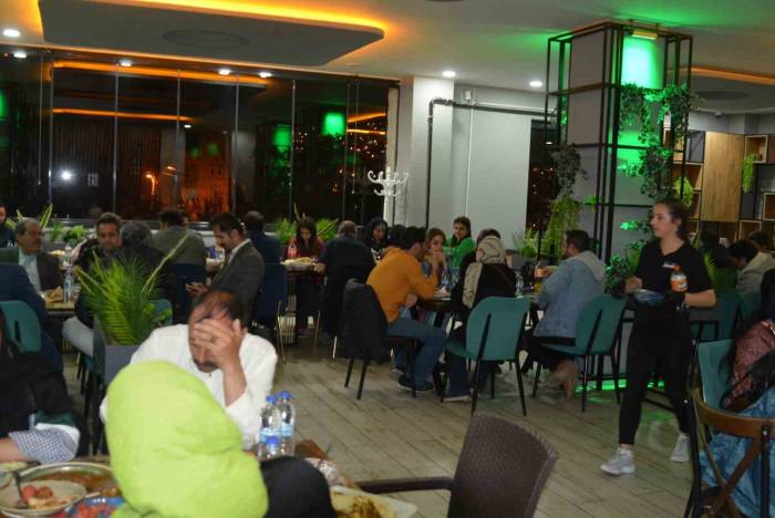 Hakkari Valiliği İranlıları Yemekte Ağırladı