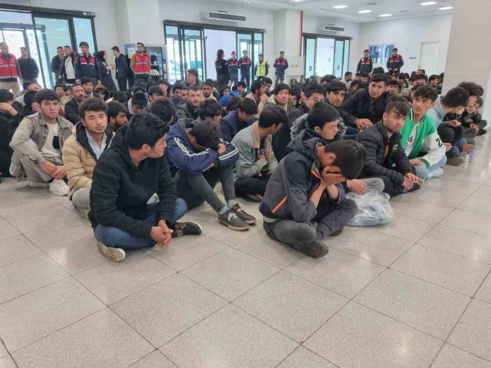 İstanbul’dan 138 Düzensiz Afgan Göçmen Ülkelerine Gönderildi