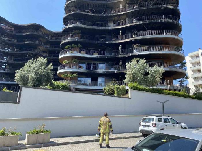 İzmir’de Küle Dönen 8 Katlı Sitede Hasar Tespit Çalışmaları Başlıyor