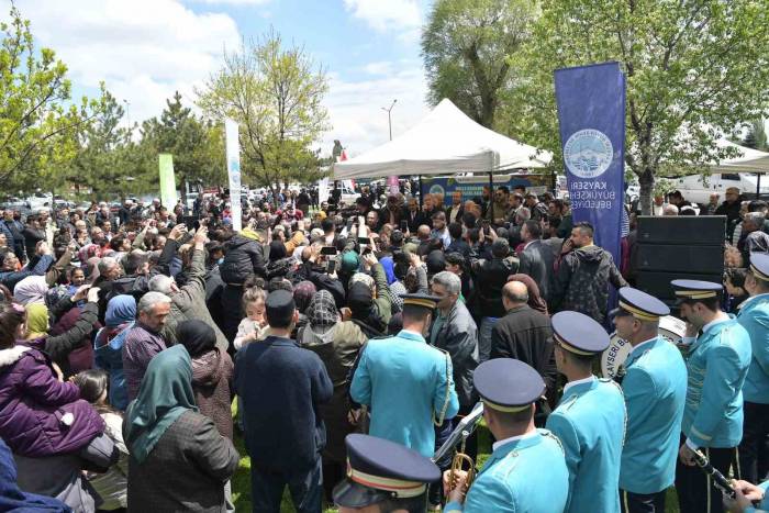 Bakan Akar İle Başkan Büyükkılıç, Kayserililerle Piknikte Kucaklaştı