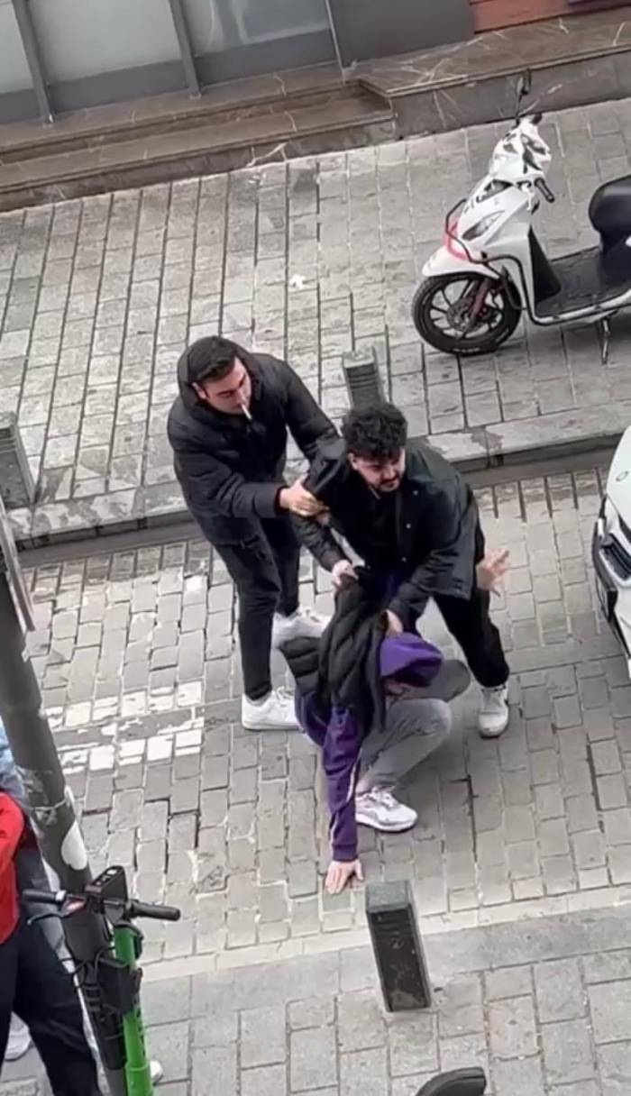 Pendik’te Laf Atma Kavgasında Sosyal Medya Fenomeninin Tekme Ve Yumrukları Havada Uçuştu