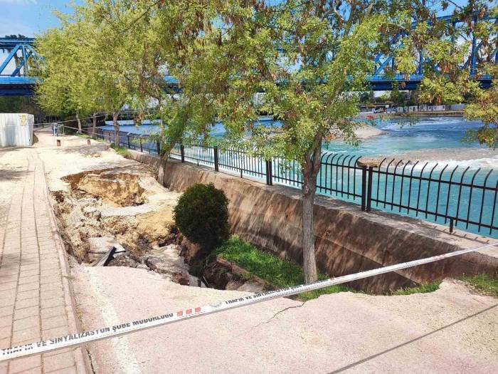 Seyhan Nehri Kenarında Yolda Göçük Meydana Geldi