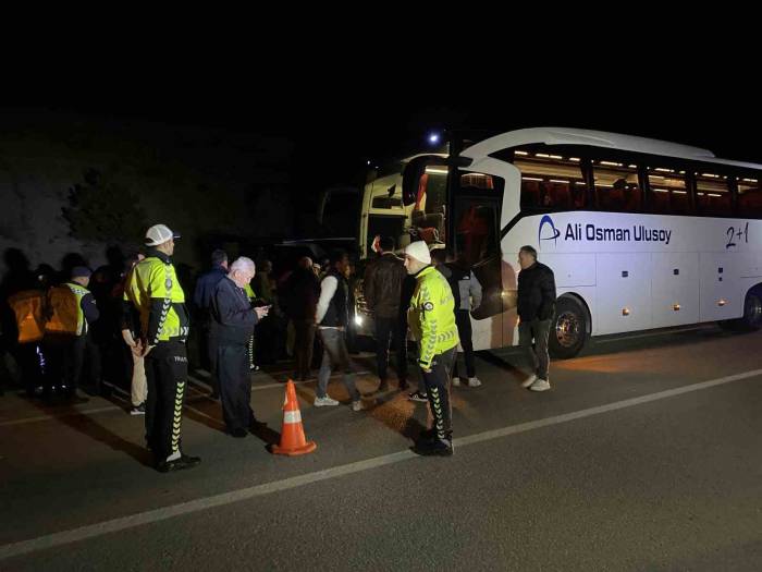 Sinop’ta Yolcu Otobüsü Devrildi: 9 Yaralı