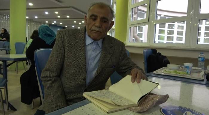 Depremzede 77 Yaşındaki Umut Dede, Yaşadığı Acıları Şiire Döktü