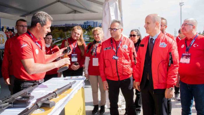 Yök Başkanı Özvar, Sü Standını Gezdi