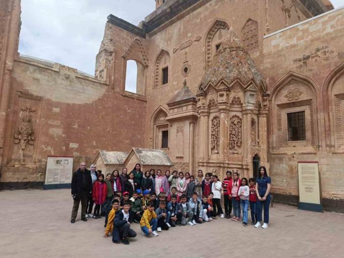 Ağrılı Öğrenciler, İlk Defa Kentin Tarihi Ve Turistik Mekanları Gördü