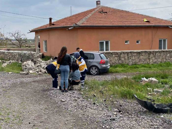 Virajı Alamayan Otomobil Evin Duvarına Çarptı: 3 Yaralı