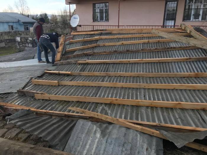 Ardahan’da Kuvvetli Rüzgâr Çatıları Uçurdu
