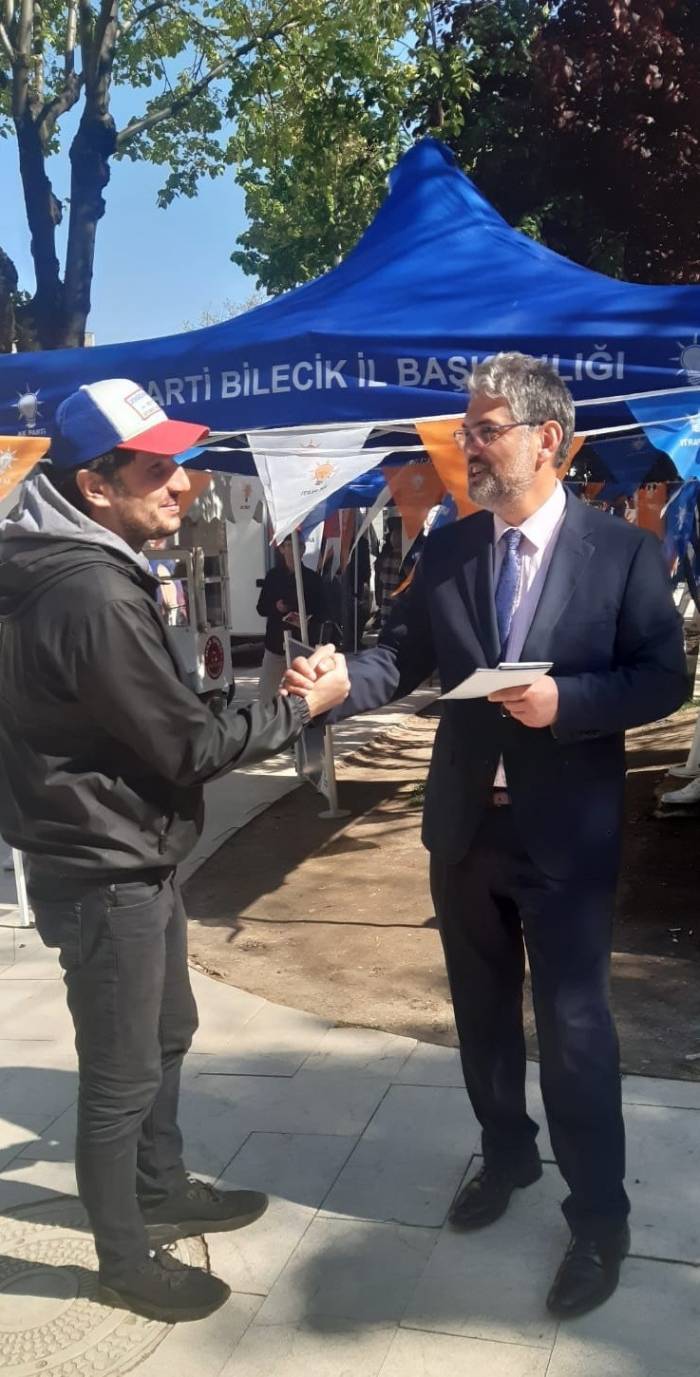 Başkan Suer, Seçim Standında Broşür Dağıttı