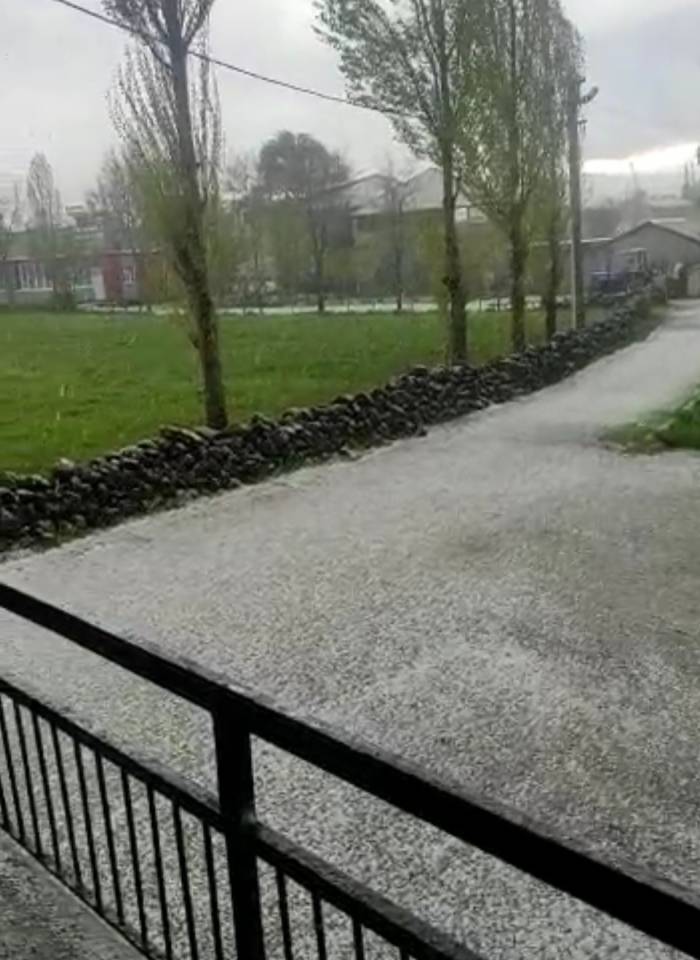 Ceviz Büyüklüğündeki Dolu Beldeyi Beyaza Bürüdü