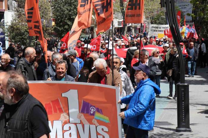 Önde Lgbt Pankartı, Arkasında Türk Bayrağı