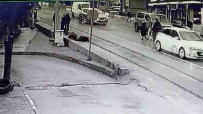 Bursa’da Karayolundan Karşıya Geçen Vatandaşın Ölümden Döndüğü Anlar Kamerada