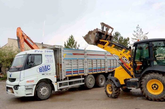 Depremde Hasar Gören Okul Yeniden İnşa Edilecek