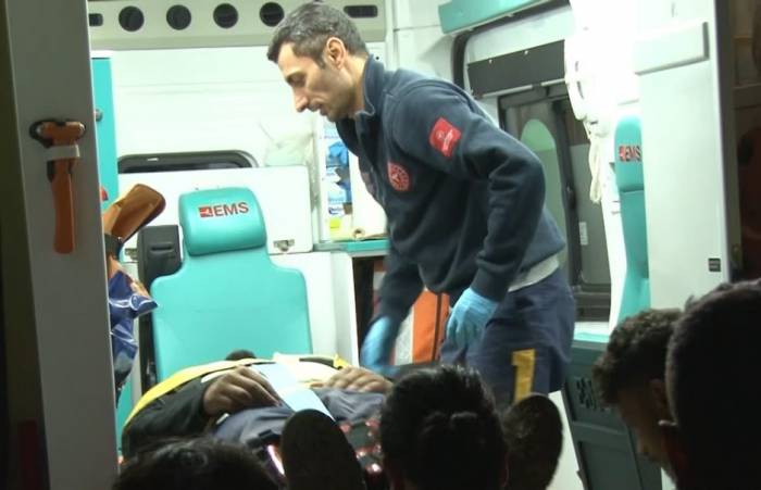 Devrilen İş Makinesinin Kabininde Sıkışan Operatörü İtfaiye Kurtardı