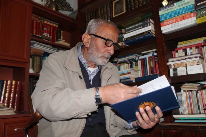 Emekli Öğretmen 64 Yıldır Okuduğu Kitapların Kaydını Tutuyor