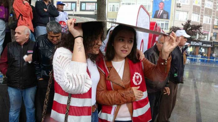 Tekirdağ’da Sağanak Yağmur Altında 1 Mayıs Kutlaması