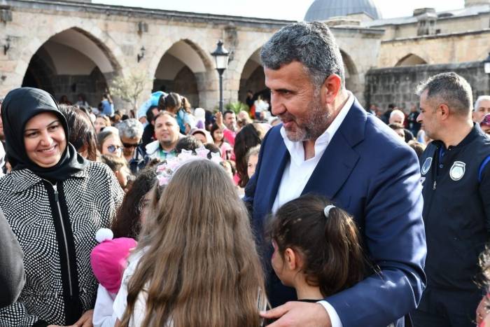 Payas Belediyesi’nin Sanatçı Aslı Hünel İle Birlikte Depremzede Çocuklara Moral Etkinliği