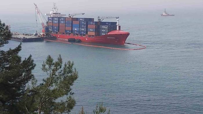 Kastamonu’da Karaya Oturan Gemi Yan Yatmaya Başladı