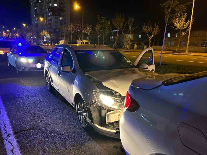 Polisin ‘dur’ İhtarına Uymayan Ehliyetsiz Sürücü Kazaya Karıştı