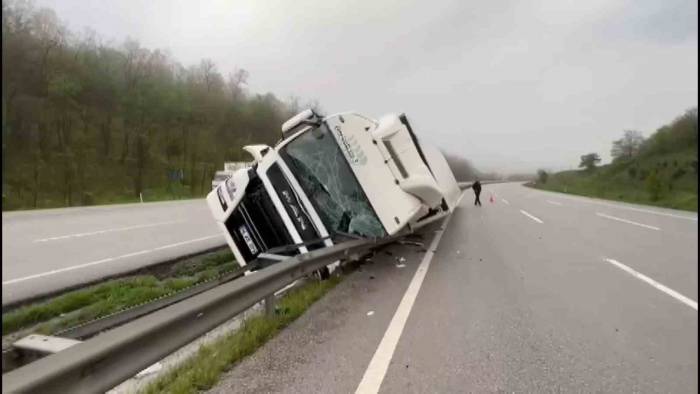 Samsun’da Tır Devrildi: 2 Yaralı