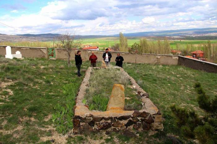 Bu Mezarı Görenler Gözlerine İnanamıyor, Rivayetler İse Dikkat Çekiyor