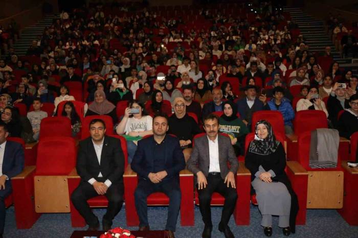 “sönmeyen Ateş” Sahnelendi