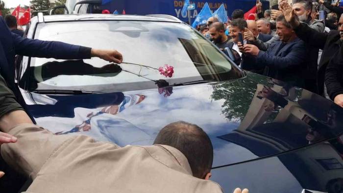 Togg’u Karşısında Gördü Eğilip Kaputunu Öptü