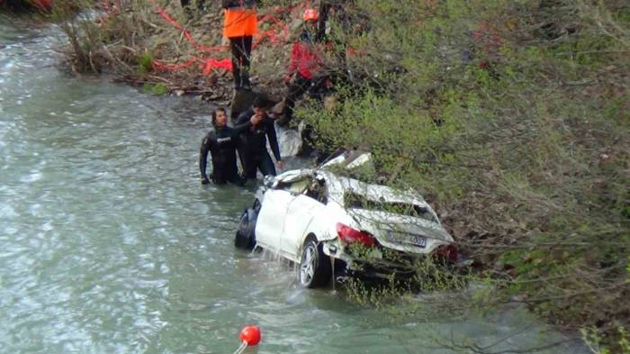 Munzur Çayı’na Düşen Otomobil Çıkartıldı, 3 Genç Aranıyor