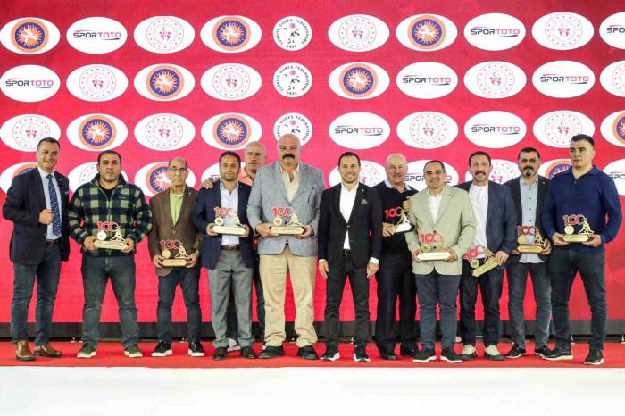 Güreş Federasyonu Şampiyonları Ödüllendirdi