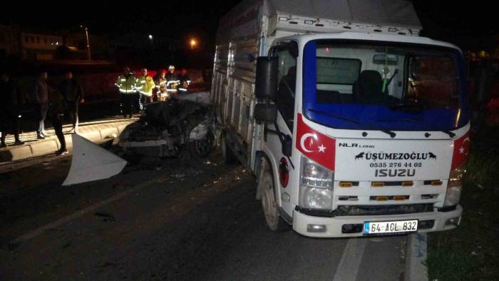 Büyükbaş Hayvan Yüklü Kamyonete Otomobil Çarptı: 5 Yaralı