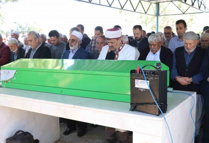 Damatlarının Öldürdüğü Anne Ve Kızının Cenazesi Gözyaşlarıyla Toprağa Verildi