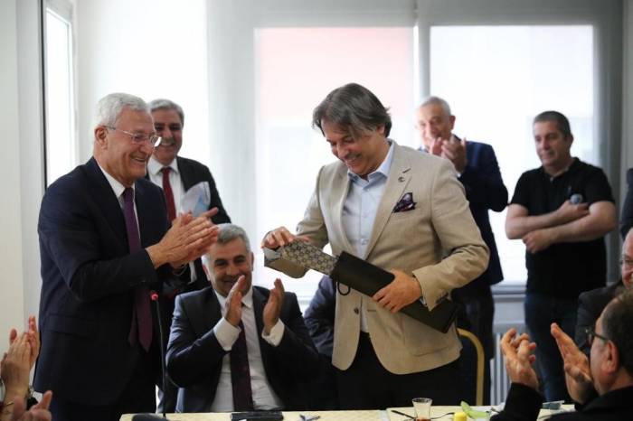 Anık’tan Ak Parti’li Şanlı’ya Kravat Jesti