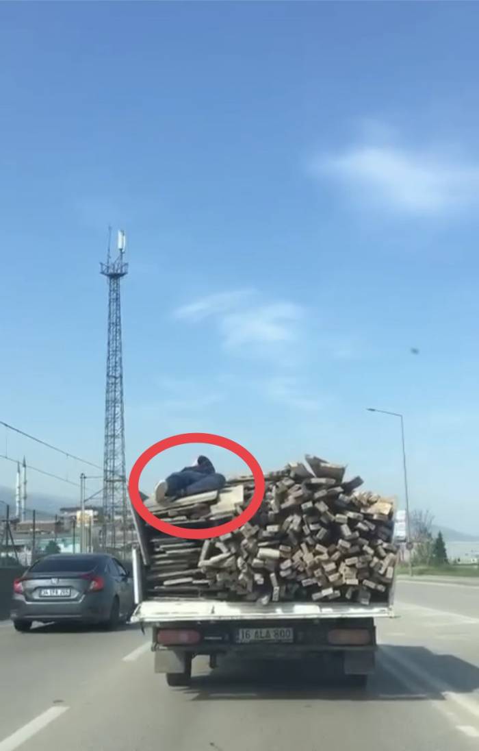 Bursa’da Kendi Canını Hiçe Saydı, Odunların Üstüne Uzanarak Böyle Gitti