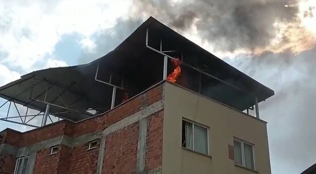 Tarihi Simit Fırını Yakınlarında Çıkan Yangın Korku Dolu Anlar Yaşattı