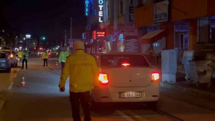 Uygulama Noktasına Takılan Sürücü, “kaçmaya Çalışmıyorum, Kaza Var Sanıyorum” Dedi, Ehliyetsiz Çıktı