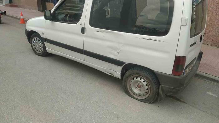 Hafif Ticari Araç Ve Motosiklet Çarpıştı: 1 Yaralı