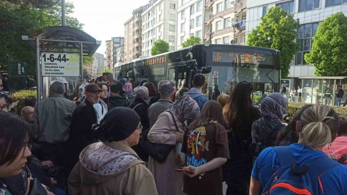 Yaklaşık 1 Saat Gelmeyen Otobüs Vatandaşları Zor Durumda Bıraktı