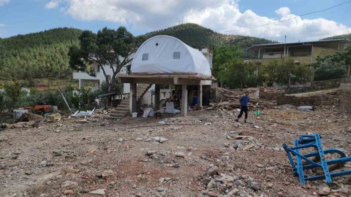 Yılandan Korkup Çadırını Yapının Üstüne Kurdu