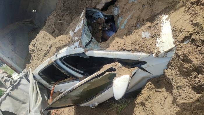 İzmir’de Feci Kaza: Kum Yüklü Kamyon, Otomobilin Üzerine Devrildi