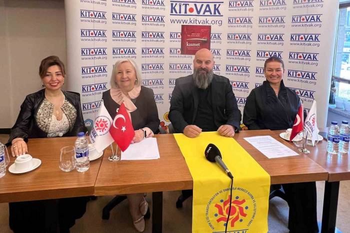 Şarkılarını Kanser Hastası Çocuklara Bağışladılar